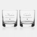 Bridesmaid Custom Personalisiert Name Wedding Part Whiskyglas<br><div class="desc">Bridesmaid Custom Personalisiert Name Wedding Party Wiskey Glass Rocks Glass zeigt den Namen Ihrer Brautjungfrau mit den Namen des Brautpaares und dem Hochzeitstag mit einem kleinen Herz der Liebe. Maßgeschneidert für Ihre Brautmädchen. Das ist ein fabelhaftes Brautjungmittel oder eine Gastgeschenk Hochzeit. Designed by ©2024 Evco Studio www.zazzle.com/store/evcostudio</div>