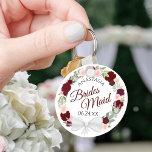 Bridesmaid Elegant Red Floral Wreath Wedding Schlüsselanhänger<br><div class="desc">Diese Schlüsselanhänger sind so konzipiert, dass sie den Hochzeitsjungfrauen bei ihrer Hochzeitsfeier einen Vorzug geben. Sie sind in einem rustikalen, handbemalten Aquarellbild mit einem Kranz aus Rose und Blume in Rot-, Bordeaux- und Rosa-Farbtönen gestaltet. Der Text ist in eleganten Schriftzeichen geschrieben, und es gibt Platz für ihren Namen und das...</div>