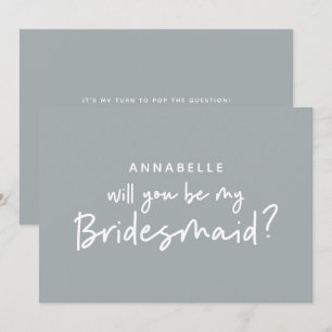Bridesmaid fordert moderne grau-weiße Typografie Einladung