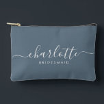 Bridesmaid Geschenk Druckausschnitt Nähzubehör Sch Zubehörtasche<br><div class="desc">Diese Bridesmaid-Accessoires-Tasche enthält eine handgeschriebene weiße Skripttypografie mit Swashes auf einem schieferblauen Hintergrund. Präsentieren Sie Ihre Brautjungfrauen mit einer Toilettentasche für ihr Schminken und kleinen Gegenständen,  die traditionell am Probe-Dinner präsentiert werden,  für den Einsatz am frühen Morgen vor der Hochzeit.</div>