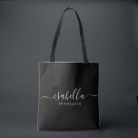 Bridesmaid Geschenk Personalisiert Black Tasche<br><div class="desc">Diese Bridesmaid-Accessoires-Tasche enthält eine handgeschriebene weiße Skripttypografie mit Swashes auf schwarzem Hintergrund. Präsentieren Sie Ihre Brautjungfrauen mit einer Tasche für kleine Gegenstände,  die traditionell am Probe-Dinner präsentiert werden,  für die Verwendung am frühen Morgen vor der Hochzeit.</div>
