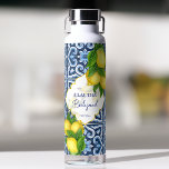 Bridesmaid Geschenke blauen Fliesen Zitrone italie Trinkflasche<br><div class="desc">Bridesmaid spendet blaue Fliesen Zitrone italienischer personalisierter Name Wasser Flasche,  ein schönes Sake Geschenk für Ihre besonderen Mädchen.</div>