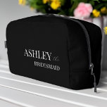 Bridesmaid-Geschenke personalisierte schwarze Tasc Waschbeutel<br><div class="desc">Schwarz-Weiß schlichte minimalistische Bräunungsgeschenke personalisierte Name Tasche Brautparty bevorzugt</div>