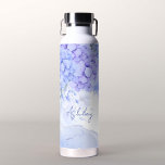 Bridesmaid gibt blauen eleganten Hydrangeas nach M Trinkflasche<br><div class="desc">Etwas Blaues Hydrangeas elegantes Brautparty Brautmädchen Geschenke Brautparty Favoriten,  botanische Aquarell-Blume,  hellblaues Aquarell Hintergrund,  moderne lässige Schrift.</div>