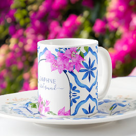 Bridesmaid gibt blauen Fliesen Bougainvilleas Gewo Kaffeetasse