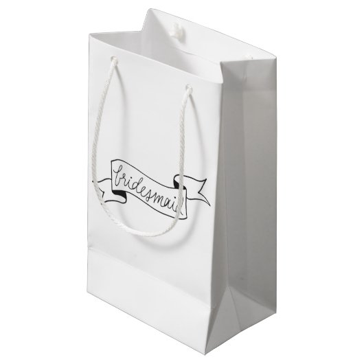 Bridesmaid Gift Bag Banner Script Black Kleine Geschenktüte (Vorderseite Schrägansicht)