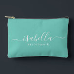 Bridesmaid Gift Blue Aqua Zubehörtasche<br><div class="desc">Diese Bridesmaid Dopp-Kit Zubehör-Tasche verfügt über eine handgeschriebene weiße Skripttypografie mit Swashes auf Mitternacht oder aqua Hintergrund. Präsentieren Sie Ihre Brautjungfrauen mit einer Toilettentasche für ihr Schminken und kleinen Gegenständen,  die traditionell am Probe-Dinner präsentiert werden,  für den Einsatz am frühen Morgen vor der Hochzeit.</div>