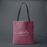 Bridesmaid Gift Burgundy Personalisiert Tasche<br><div class="desc">Diese Bridesmaid-Accessoires-Tasche enthält eine handgeschriebene weiße Skripttypografie mit Swashes auf bordeauxfarbenem Hintergrund. Präsentieren Sie Ihre Brautjungfrauen mit einer Tasche für kleine Gegenstände,  die traditionell am Probe-Dinner präsentiert werden,  für die Verwendung am frühen Morgen vor der Hochzeit.</div>