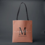 Bridesmaid Gift Gold Black Monogram Terracotta Tasche<br><div class="desc">Diese Bridesmaid Tote-Tasche ist mit einem handgeschriebenen Monogramm aus weißer und schwarzer Schrift mit Wimpern auf Terrakotta-Hintergrund ausgestattet. Präsentieren Sie Ihre Brautjungfrauen mit einer Tasche für die Beförderung von Gegenständen am Tag der Hochzeit,  und traditionell am Probe-Dinner oder vorher präsentiert.</div>