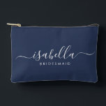 Bridesmaid Gift Midnight Blue Zubehörtasche<br><div class="desc">Diese Bridesmaid-Accessoires-Tasche enthält eine handgeschriebene weiße Skripttypografie mit Swashes auf Mitternacht oder marineblau Hintergrund. Präsentieren Sie Ihre Brautjungfrauen mit einer Toilettentasche für ihr Schminken und kleinen Gegenständen,  die traditionell am Probe-Dinner präsentiert werden,  für den Einsatz am frühen Morgen vor der Hochzeit.</div>