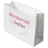 Bridesmaid Hashtag hellrosa fügen Name Brautstamm Große Geschenktüte (Rückseite Schrägansicht)