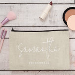 Bridesmaid Individuelle Name Script Neutral Chic Zubehörtasche<br><div class="desc">Bridesmaid Individuelle Name Script Neutral Chic Accessory Pouch für einen Vorschlag für eine Brautjungfrau</div>