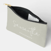 Bridesmaid Individuelle Name Script Neutral Sage G Zubehörtasche (Offen)