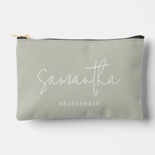 Bridesmaid Individuelle Name Script Neutral Sage G Zubehörtasche (Vorderseite)