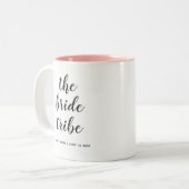 Bridesmaid-Kalligrafie The Bribe Tribe Custom Zweifarbige Tasse (Vorderseite Links)