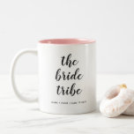 Bridesmaid-Kalligrafie The Bribe Tribe Custom Zweifarbige Tasse<br><div class="desc">Anpassen Sie diese einfache moderne Tasse mit den Worten "der Brautstamm" in wunderschöner Kalligrafie-Kristall-Kristall-Kristall-Kristall-Kristall-Kristalle. Bitte senden Sie mir über den unten stehenden "Nachricht"-Button alle Fragen oder individuelle Designanfragen.</div>
