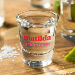 Bridesmaid Minimal Rot und Rosa Bachelorette Schnapsglas<br><div class="desc">Dieses Bridesmaid-Design besticht durch eine kühne Retro-Typografie in Kirschrot und Rosa. Sie können den Namen und die Rolle leicht personalisieren oder Ihre eigene Nachricht hinzufügen! Das perfekte elegante Accessoire für einen Bachelorette oder einen Bridesmaid-Vorschlag!</div>