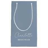 Bridesmaid | Minimalistisches Script Dusty Blue Kleine Geschenktüte (Vorderseite)