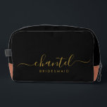 Bridesmaid Modern Gold Script Black Waschbeutel<br><div class="desc">Diese Bridesmaid-Accessoires-Tasche enthält eine handgeschriebene Goldskripttypografie mit Swashes auf schwarzem Hintergrund. Präsentieren Sie Ihre Brautjungfrauen mit einer Toilettentasche für ihr Schminken und kleinen Gegenständen,  die traditionell am Probe-Dinner präsentiert werden,  für den Einsatz am frühen Morgen vor der Hochzeit.</div>