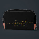 Bridesmaid Modern Gold Script Black Waschbeutel<br><div class="desc">Diese Bridesmaid-Accessoires-Tasche enthält eine handgeschriebene Goldskripttypografie mit Swashes auf schwarzem Hintergrund. Präsentieren Sie Ihre Brautjungfrauen mit einer Toilettentasche für ihr Schminken und kleinen Gegenständen,  die traditionell am Probe-Dinner präsentiert werden,  für den Einsatz am frühen Morgen vor der Hochzeit.</div>