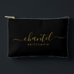 Bridesmaid Modern Gold Script Black Zubehörtasche<br><div class="desc">Diese Bridesmaid-Accessoires-Tasche enthält eine handgeschriebene Goldskripttypografie mit Swashes auf schwarzem Hintergrund. Präsentieren Sie Ihre Brautjungfrauen mit einer Toilettentasche für ihr Schminken und kleinen Gegenständen,  die traditionell am Probe-Dinner präsentiert werden,  für den Einsatz am frühen Morgen vor der Hochzeit.</div>