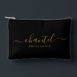 Bridesmaid Modern Gold Script Black Zubehörtasche<br><div class="desc">Diese Bridesmaid-Accessoires-Tasche enthält eine handgeschriebene Goldskripttypografie mit Swashes auf schwarzem Hintergrund. Präsentieren Sie Ihre Brautjungfrauen mit einer Toilettentasche für ihr Schminken und kleinen Gegenständen,  die traditionell am Probe-Dinner präsentiert werden,  für den Einsatz am frühen Morgen vor der Hochzeit.</div>