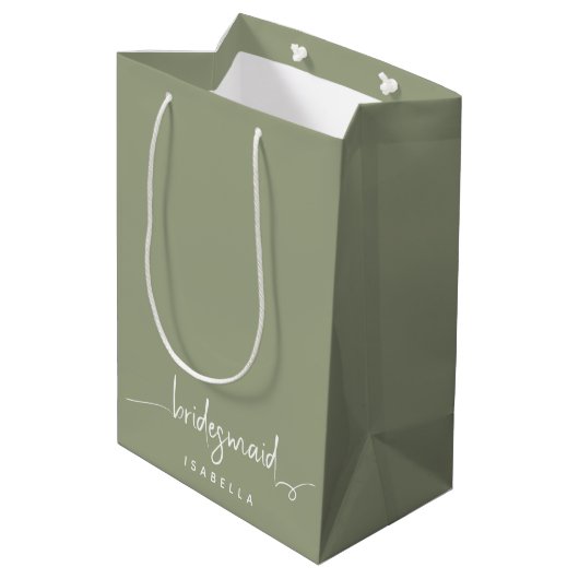 Bridesmaid Modern Minimalistisch Script Sage Green Mittlere Geschenktüte (Rückseite Schrägansicht)
