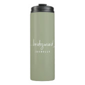 Bridesmaid Modern Minimalistisch Script Sage Green Thermosbecher (Vorderseite)