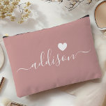 Bridesmaid Modern Script Dusty Rose Herz Zubehörtasche<br><div class="desc">Dieses elegante Accessoire-Beutel besticht durch eine stilvolle, staubige Rose, die mit einem modernen Script-Schriftart mit personalisiertem Namen und einem charmanten Herzdesign geschmückt ist. Die weiche, feminine Farbe und die ausgeklügelte Typografie machen sie zu einem perfekten Accessoire für Brautmädchen oder alle, die elegante und trendige Designs schätzen. Die vielseitige Anwendung und...</div>