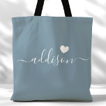 Bridesmaid Modern Script Heart Dusty Blue Tasche<br><div class="desc">Diese schicke Tote-Tasche ist mit einem wunderschönen Dusty Blue-Hintergrund, einem modernen Script-Schriftart und einem zarten Herzdesign geschmückt. Die weiche, elegante Farbe und die ausgeklügelte Typografie machen sie zu einem idealen Accessoire für Brautmädchen oder alle, die stilvolle und trendige Designs Liebe haben. Dieser Totbeutel ist ideal für den Transport von Wesensstücken...</div>