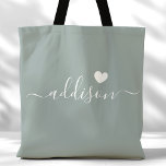 Bridesmaid Modern Script Heft Sage Green Tasche<br><div class="desc">Diese schicke Tote-Tasche ist mit einem wunderschönen Sage Green Hintergrund, einem modernen Script-Schriftart und einem zarten Herzdesign geschmückt. Die weiche, elegante Farbe und die ausgeklügelte Typografie machen sie zu einem idealen Accessoire für Brautmädchen oder alle, die stilvolle und trendige Designs Liebe haben. Dieser Totbeutel ist ideal für den Transport von...</div>