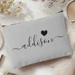 Bridesmaid Modern Script Warm Grau Herz Zubehörtasche<br><div class="desc">Dieses elegante Accessoire-Beutel besticht durch einen eleganten, grauen Hintergrund, der mit einem modernen Script-Schriftart mit einem personalisierten Namen und einem charmanten Herzdesign geschmückt ist. Die weiche, feminine Farbe und die ausgeklügelte Typografie machen sie zu einem perfekten Accessoire für Brautmädchen oder alle, die elegante und trendige Designs schätzen. Die vielseitige Anwendung...</div>