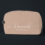 Bridesmaid Moderne Minimal Script Kosmetik Waschbeutel<br><div class="desc">Diese Bridesmaid-Accessoires-Tasche enthält eine handgeschriebene weiße Schrift-Typografie mit Wimpern auf einem bräunlichen Hintergrund. Präsentieren Sie Ihre Brautjungfrauen mit einer Toilettentasche für ihr Schminken und kleinen Gegenständen,  die traditionell am Probe-Dinner präsentiert werden,  für den Einsatz am frühen Morgen vor der Hochzeit.</div>