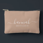 Bridesmaid Moderne Minimal Script Kosmetik Zubehörtasche<br><div class="desc">Diese Bridesmaid-Accessoires-Tasche enthält eine handgeschriebene weiße Schrift-Typografie mit Wimpern auf einem bräunlichen Hintergrund. Präsentieren Sie Ihre Brautjungfrauen mit einer Toilettentasche für ihr Schminken und kleinen Gegenständen,  die traditionell am Probe-Dinner präsentiert werden,  für den Einsatz am frühen Morgen vor der Hochzeit.</div>