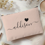 Bridesmaid Modernes Drehbuch Peach Beige Herz Zubehörtasche<br><div class="desc">Dieses elegante Accessoire-Beutel besticht durch einen eleganten, beigen Hintergrund in pfirsichfarbenen Tönen, der mit einem modernen Script-Schriftart mit einem personalisierten Namen und einem charmanten Herzdesign geschmückt ist. Die weiche, feminine Farbe und die ausgeklügelte Typografie machen sie zu einem perfekten Accessoire für Brautmädchen oder alle, die elegante und trendige Designs schätzen....</div>