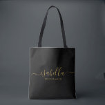 Bridesmaid | Modernes Minimalistisches Drehbuch Ba Tasche<br><div class="desc">Diese Bridesmaid-Accessoires-Tasche enthält eine handgeschriebene Goldskripttypografie mit Swashes auf schwarzem Hintergrund. Präsentieren Sie Ihre Brautjungfrauen mit einer Tasche für kleine Gegenstände,  die traditionell am Probe-Dinner präsentiert werden,  für die Verwendung am frühen Morgen vor der Hochzeit.</div>