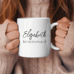 Bridesmaid Modernes Minimalistisches Drehbuch Bach Kaffeetasse<br><div class="desc">Freuen Sie sich auf unser "Bridesmaid Modern Minimalistisch Script" Bachelorette Coffee Cup Geschenk, ein elegantes und praktisches Zeichen der Wertschätzung. Diese Kaffeetasse verbindet geschmacklos zeitgenössische Ästhetik mit minimalistischem Charme und ist somit der perfekte Sake für Ihr Brautparty. Mit Sorgfalt entworfen, präsentiert es das Wort "Bridesmaid" in einem eleganten Skript-Schriftart, der...</div>