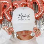 Bridesmaid Modernes Minimalistisches Drehbuch Bach Truckerkappe<br><div class="desc">Erhöhen Sie Ihren Junggeselinnen-Abschied-Stil mit unserem "Bridesmaid Modern Minimalistisch Script" Trucker Hat, einem schicken und trendigen Zeichen der Dankbarkeit für Ihr Brautparty. Dieser Hut verbindet mühelos zeitgenössische Ästhetik mit minimalistischem Charme und ist damit der perfekte Sake für Ihre Brautmädchen. Mit Sorgfalt entworfen, präsentiert es das Wort "Bridesmaid" in einem eleganten...</div>