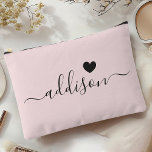 Bridesmaid Modernes Script Blush Pink Herz Zubehörtasche<br><div class="desc">Dieses elegante Accessoire besticht durch einen stilvollen, rot-rosa Hintergrund, der mit einem modernen Script-Schriftart mit einem personalisierten Namen und einem charmanten Herzdesign geschmückt ist. Die weiche, feminine Farbe und die ausgeklügelte Typografie machen sie zu einem perfekten Accessoire für Brautmädchen oder alle, die elegante und trendige Designs schätzen. Die vielseitige Anwendung...</div>