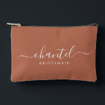 Bridesmaid Modernes Skript Kosmetik Terracotta Zubehörtasche<br><div class="desc">Diese Bridesmaid-Accessoires-Tasche enthält eine handgeschriebene weiße Skripttypografie mit Wimpern auf Terrakotta-Hintergrund. Präsentieren Sie Ihre Brautjungfrauen mit einer Toilettentasche für ihr Schminken und kleinen Gegenständen,  die traditionell am Probe-Dinner präsentiert werden,  für den Einsatz am frühen Morgen vor der Hochzeit.</div>