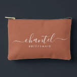 Bridesmaid Modernes Skript Kosmetik Terracotta Zubehörtasche<br><div class="desc">Diese Bridesmaid-Accessoires-Tasche enthält eine handgeschriebene weiße Skripttypografie mit Wimpern auf Terrakotta-Hintergrund. Präsentieren Sie Ihre Brautjungfrauen mit einer Toilettentasche für ihr Schminken und kleinen Gegenständen,  die traditionell am Probe-Dinner präsentiert werden,  für den Einsatz am frühen Morgen vor der Hochzeit.</div>