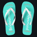 Bridesmaid NAME Turquoise Blue Badesandalen<br><div class="desc">Heller türkisfarbener Hintergrund mit Bridesmaid in weißem Text. Name und Datum der Hochzeit ist hübsche Koralle. Personalisieren Sie die Namen Ihrer Brautmädchen in groben Großbuchstaben. Hübsches Strandziel Flip Flops als Teil der Hochzeitsfeier Gefallen. Originale Entwürfe von TamiraZDesign.</div>