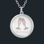 Bridesmaid Pink Champagne Wedding Party Necklace Versilberte Kette<br><div class="desc">Necklace ist eine originelle Marker-Illustration von zwei Gläsern blubbly pink champagne,  mit BRIDESMAID in einem lustigen Schriftart. Eine großartige Brautjungfrau / Brautparty Geschenk!</div>
