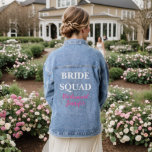 Bridesmaid Pink Individuelle Name Wedding Bachelor Jeansjacke<br><div class="desc">Schöne Kalligraphie,  rosa Bridesmaid Denim Jacke. Ideal für Brautparty,  Junggeselinnen-Abschied,  Hochzeit. Brautkommando.</div>
