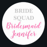 Bridesmaid Pink Individuelle Name Wedding Bachelor Runder Aufkleber<br><div class="desc">Schöne Kalligraphie,  rosa Bridesmaid Papieraufkleber. Ideal für Hochzeitsaufkleber. Brautkommando.</div>