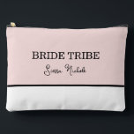 Bridesmaid Pink Moderner Minimal Zubehörtasche<br><div class="desc">Freuen Sie sich auf diese elegante, rosa und weiße Tasche für Ihre Jungfernseher. Diese Tasche eignet sich perfekt für die Lagerung von Schönheitsessenzialen. Mit schicker Design und Reißverschluss und perfekt für kleine Essentials oder Halterungen für Ihr Brautparty. Ein charmantes und praktisches Geschenk, das sie lange nach dem großen Tag schenken...</div>