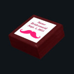 Bridesmaid Pink Mustache Keepake Box Geschenkbox<br><div class="desc">Der rosafarbene Schnurrbart für die Brautjungfrau ist der Trend dieses einzigartigen Sonderprodukts. Ändern Sie Schriftart und Farbe des Textes. Fügen Sie ein Foto oder eine Farbe im Hintergrund hinzu, wenn Sie dies ändern möchten. Wenn Sie möchten, dass der Schnurrbart in einer anderen Farbe, kontaktieren Sie mich mit der E-Mail unten....</div>