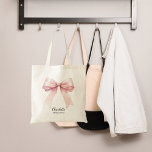 Bridesmaid rosa Bogen Tragetasche<br><div class="desc">Die Einrichtung ist mit einem großen rosa Bogen geschmückt. Personalisieren Sie den Namen Ihrer Brautjungfrau und fügen Sie ihn hinzu.</div>