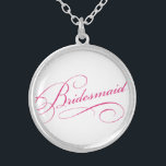 Bridesmaid rosa elegante Typografie Versilberte Kette<br><div class="desc">Sie werden die Bridesmaid sein! Fügen Sie dieses lustige Gesprächsstück Ihrem alltäglichen Outfit hinzu.</div>