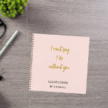 Bridesmaid-Rosa-Zitat Notizblock<br><div class="desc">Eine rot-rosa Hintergrundfarbe. Personalisieren Sie den Namen Ihrer Brautjungfrau und fügen Sie ihn hinzu. Goldenes handgeschriebenes Stylesheft. Zitat: Ich kann nicht sagen,  dass ich ohne dich mache</div>